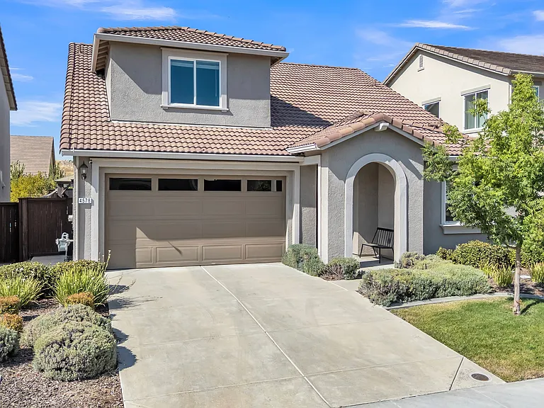 4578 Flagstaff Dr — Photo 2