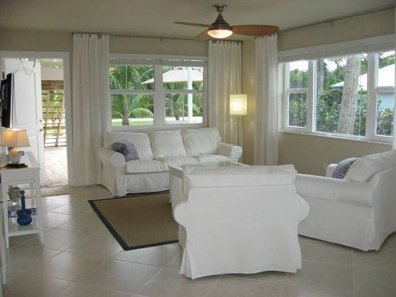 Living rm to front door v