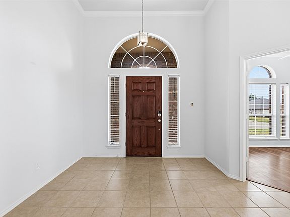 5th image of 3221 Canary Ln