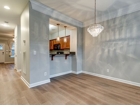 5th image of 2310 Elliott Ave APT 504