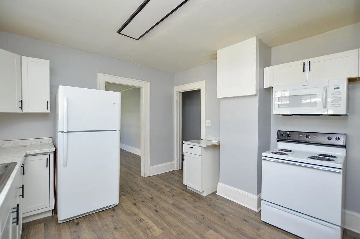 3 bed, 1.0 bath, 1401 sqft, $1,425 — Photo 3