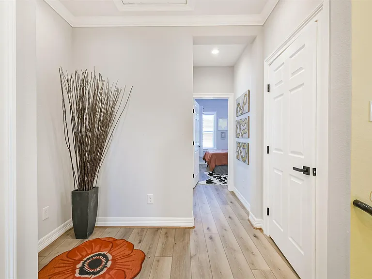 1010 Melneeka Ln — Photo 23