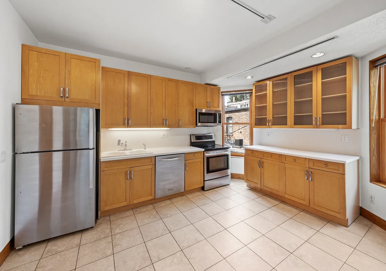 Charming Vintage Second Floor Duplex with In-Unit Laundry in Heart of Oak Park — Photo 3