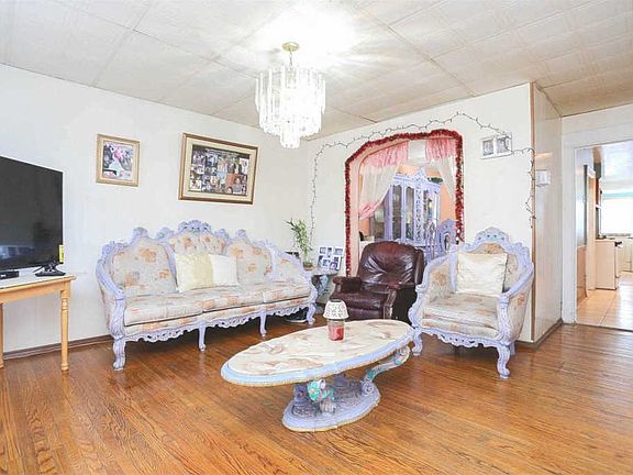 3rd image of 88-15 88th St #88-15