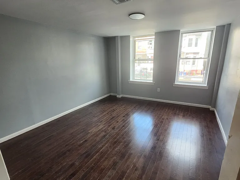 275 S 7th St #B — Photo 1