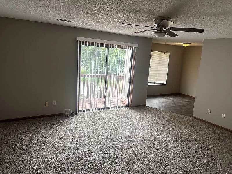 1 bed, 1.0 bath, 912 sqft, $1,050 — Photo 1