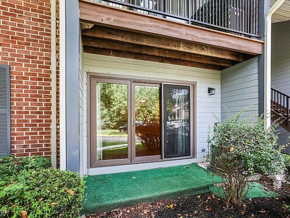 3rd image of 131 Irving Pl