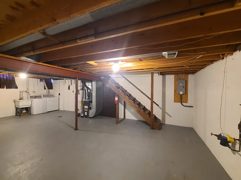 139 E Pike St — Photo 11