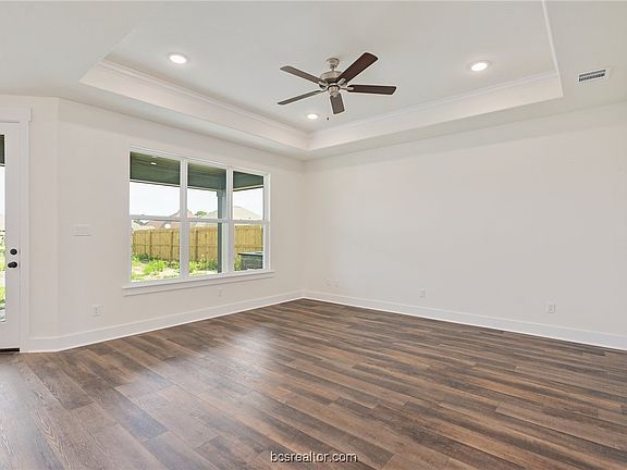 5th image of 557 Harvest Lake Dr