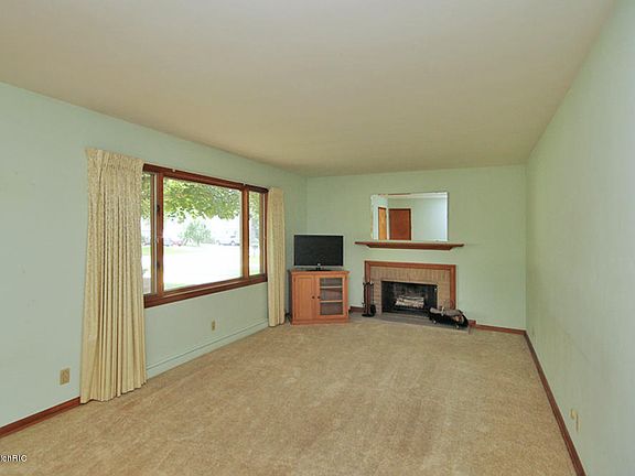 4th image of 3011 E G Ave