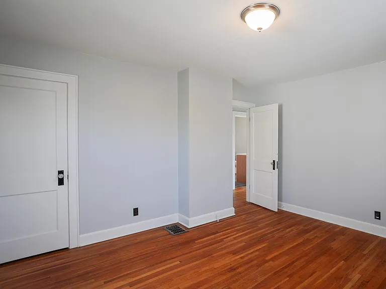 815 E Chestnut St — Photo 2