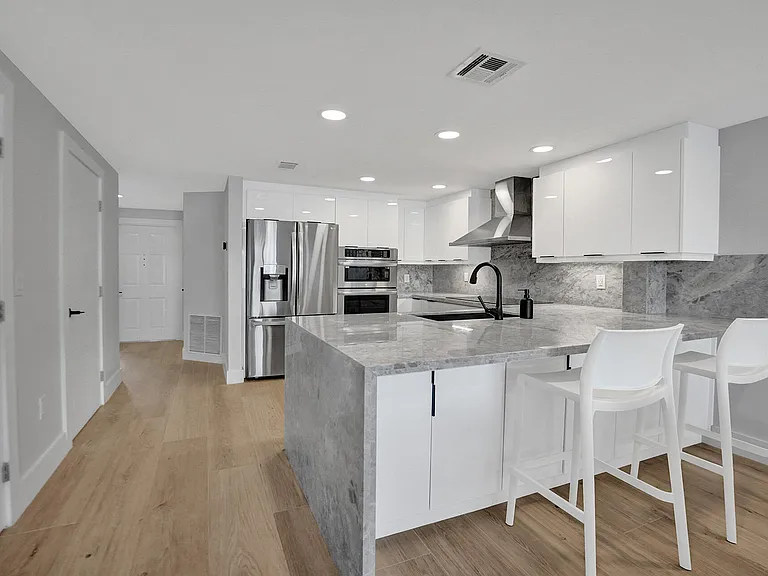 876 Jeffery St — Photo 4