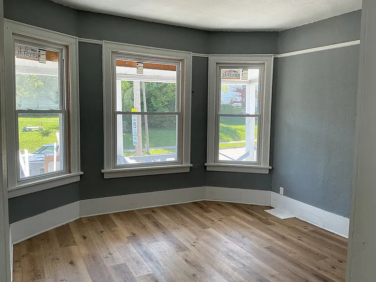 218-220 E Hadley St — Photo 9