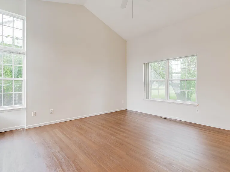 75 Heather Rd — Photo 2
