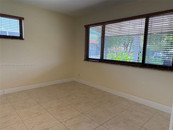 3rd image of 811 NE 10th St Unit 5