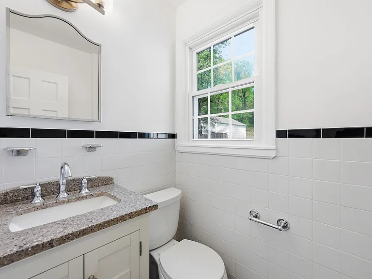 4453 S Dakota Ave NE — Photo 7