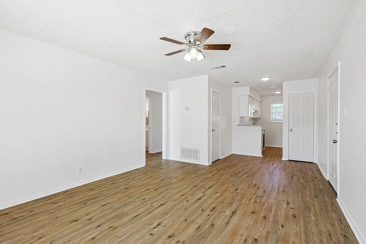 Building Photo - 2637 W Randol Mill Rd