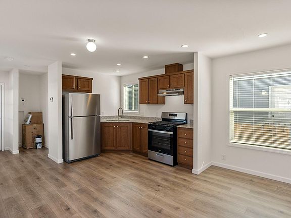 4th image of 880 E F St #8