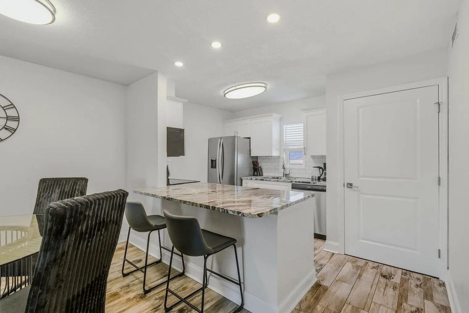 2 bed, 1.0 bath, 10494 sqft, $4,633 — Photo 4
