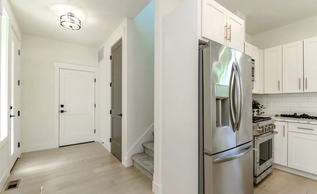 4 bed, 2.5 bath, 2200 sqft, $4,800 — Photo 3
