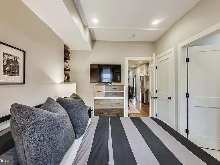 1109 Holbrook Ter NE #2 — Photo 12