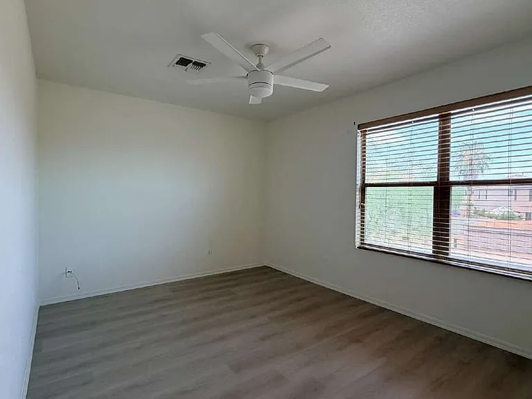 571 E Reflection Pl — Photo 13