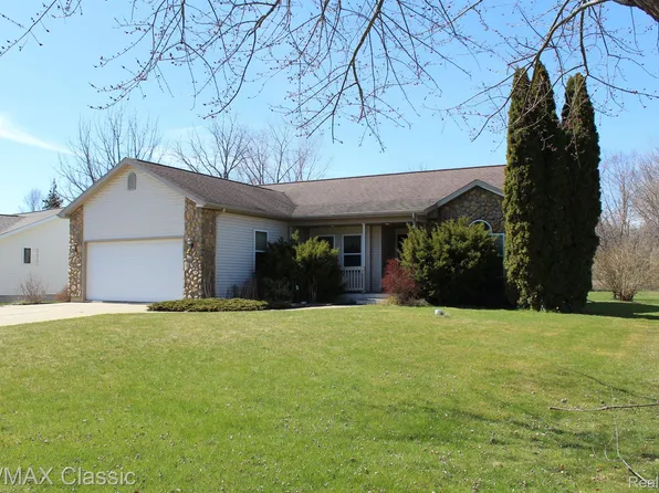 12128 Clover Knoll Rd, Fenton, MI 48430
