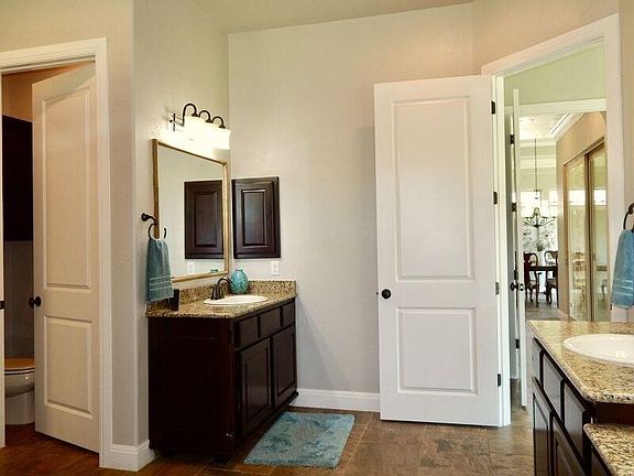 5th image of 201 Grand Oaks Ln