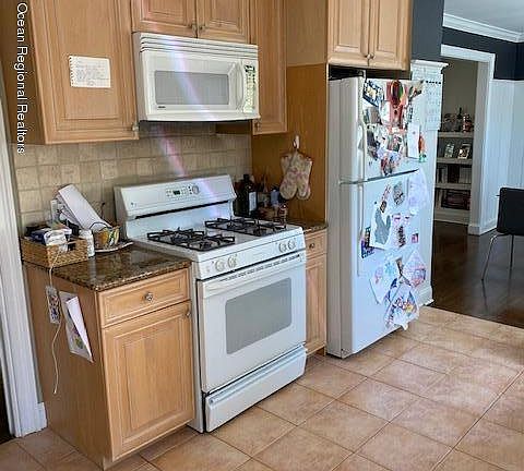 5th image of 4 Roslyn Dr
