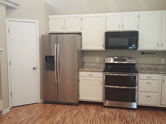 Large kitchen w stainless 