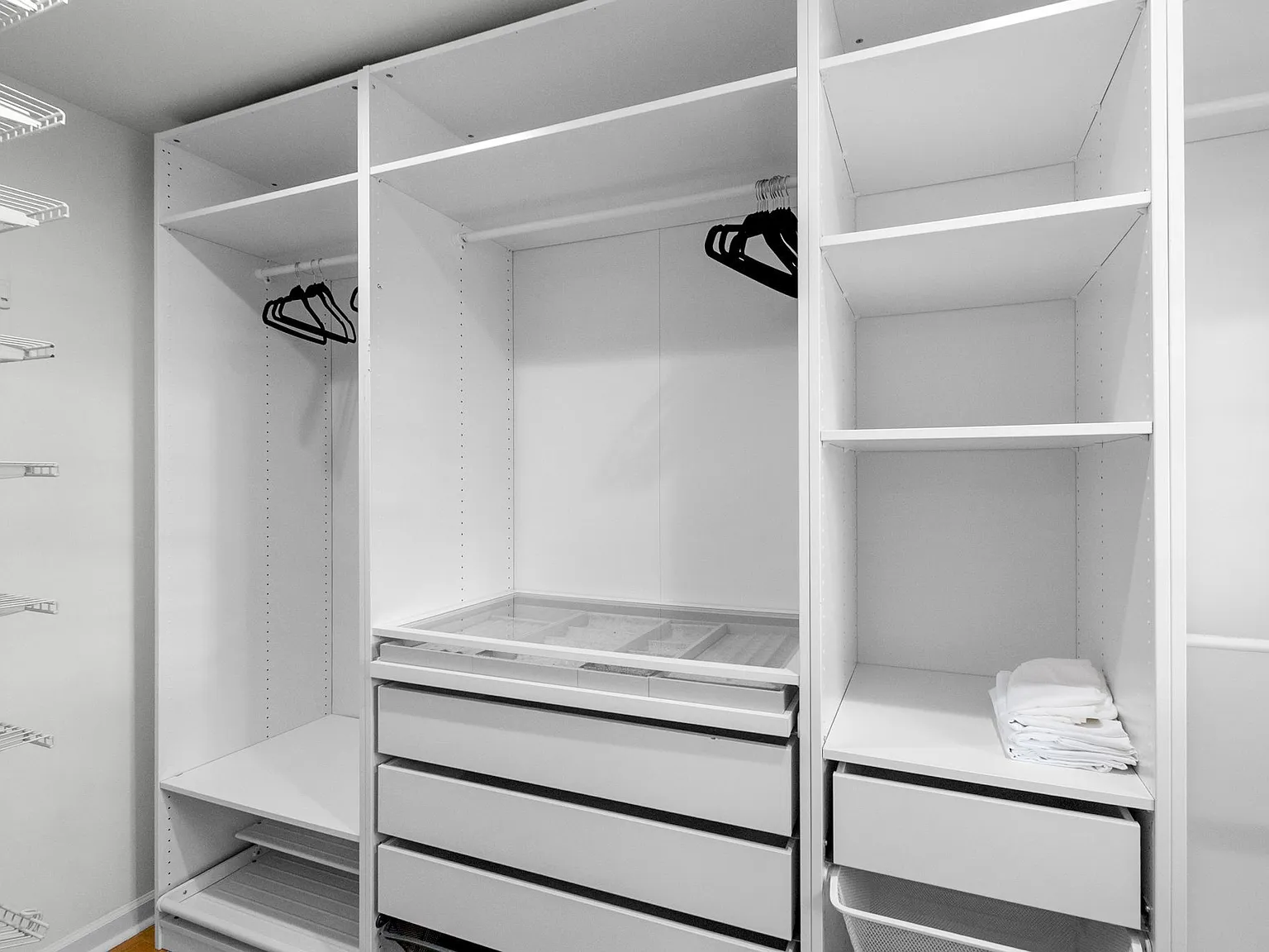 3 bed, 2.0 bath, 1366 sqft, $3,650 — Photo 2