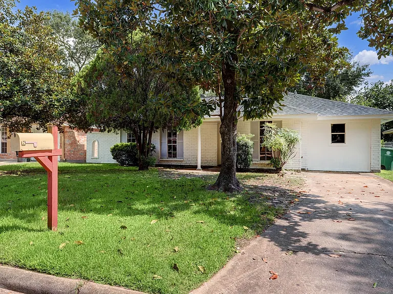 4411 Oak Shadows Dr — Photo 2