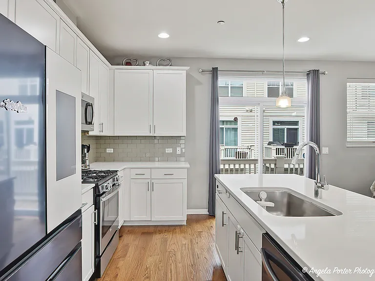 101 Lexington Ln — Photo 2