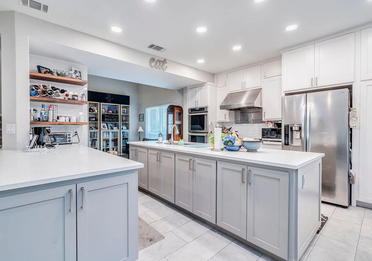 Welcome to this stylish 4 bed, 3.5 bathroom!! — Photo 4
