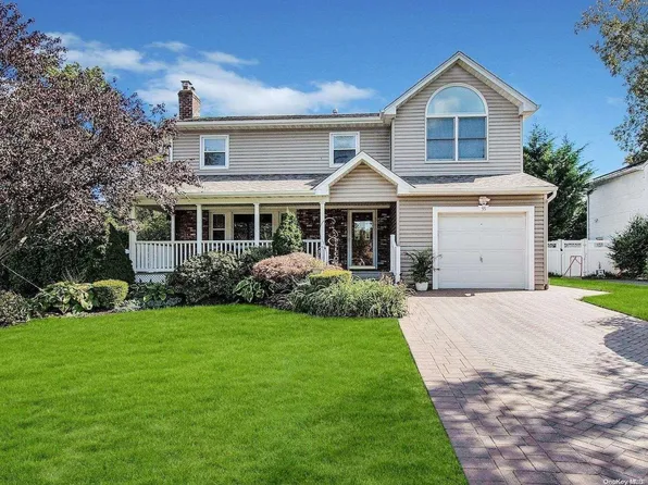 55 Apple Tree Drive, Hauppauge, NY 11788