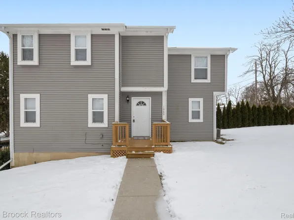 1060 Oregon Blvd, Waterford, MI 48327