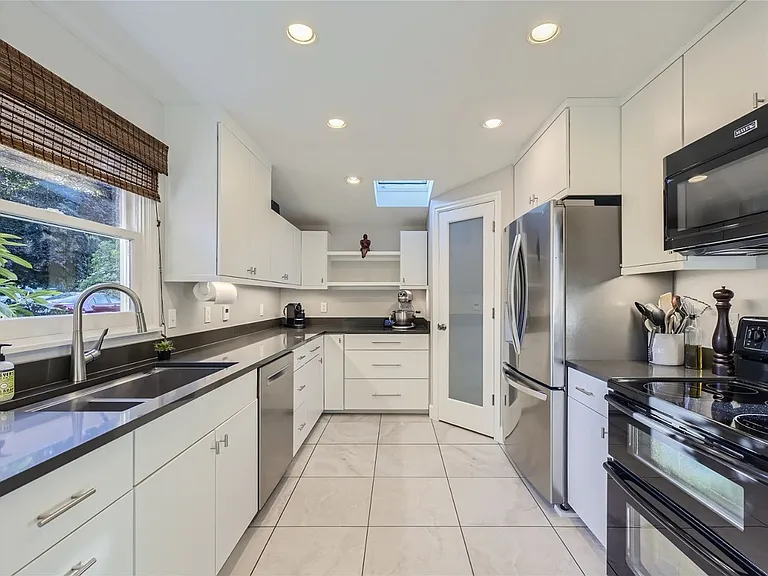 6202 38th Ave NE — Photo 5