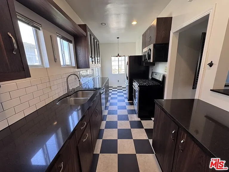 1425 S Curson Ave — Photo 14
