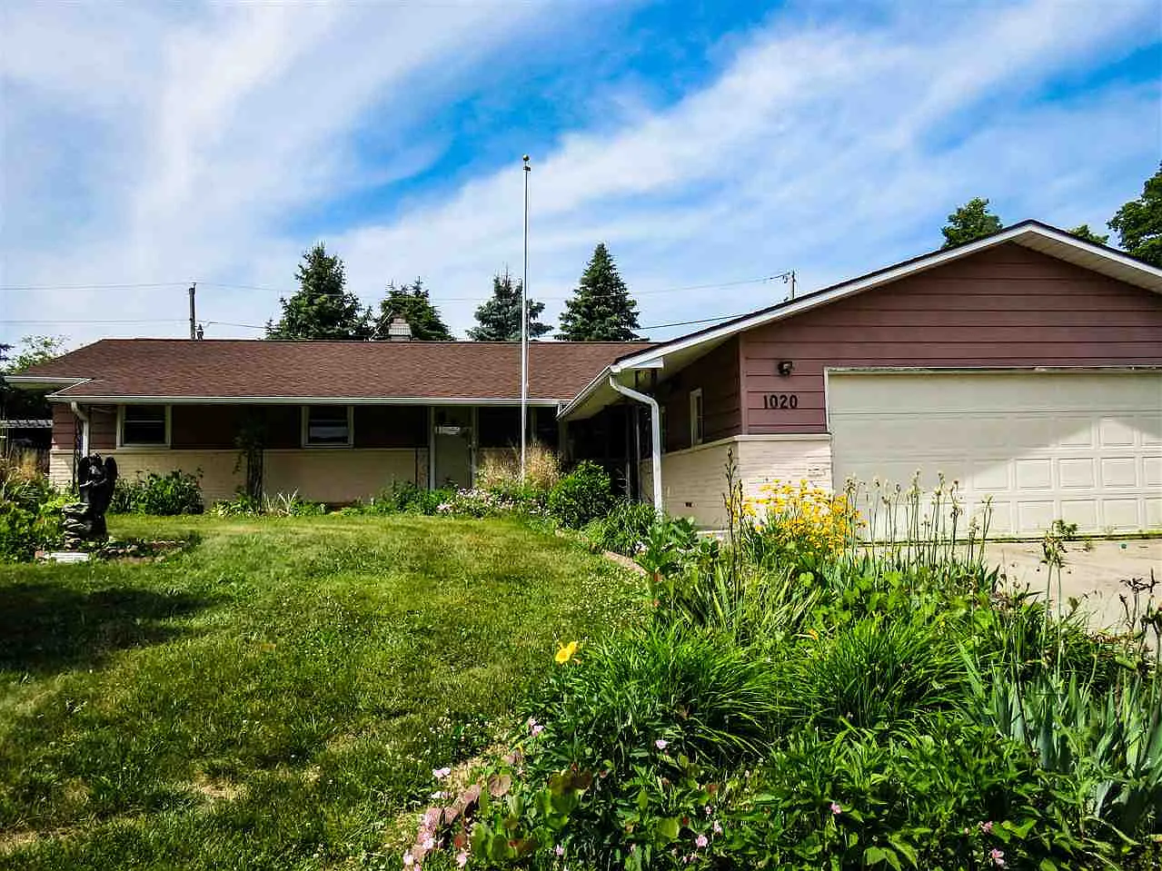 1020 Eastcrest Dr photo 1
