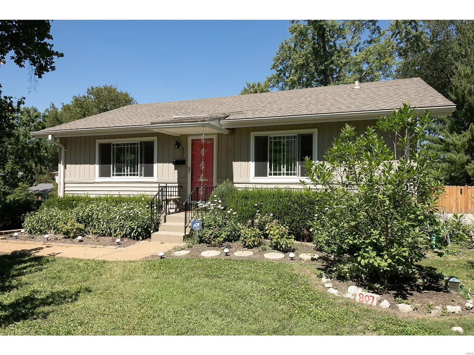 807 Queen Anne Pl photo 1