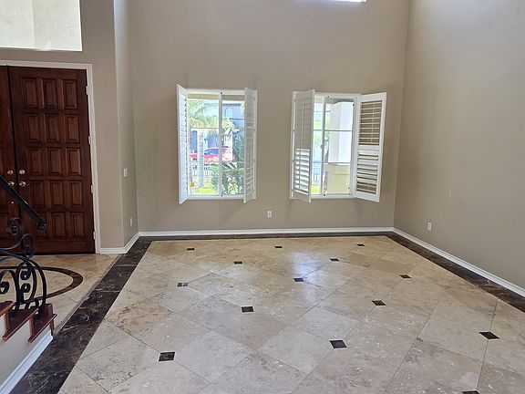 2nd image of 833 Calle Lagasca
