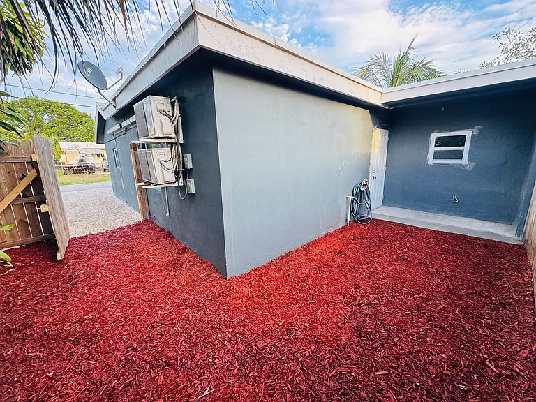 133 SW 11th Ave — Photo 3