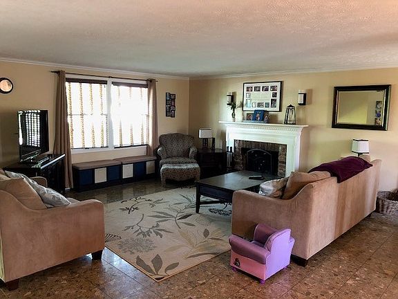 4th image of 42 Dogwood Dr