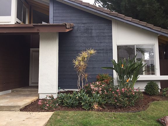 Exterior, right front