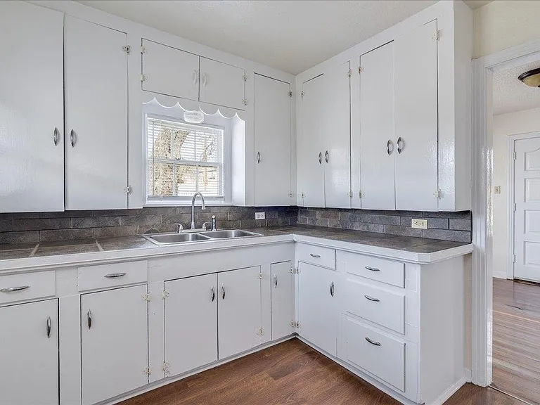 1119 N Lbj Dr — Photo 11