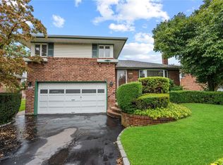 305 Southwood Cir, Syosset, NY 11791