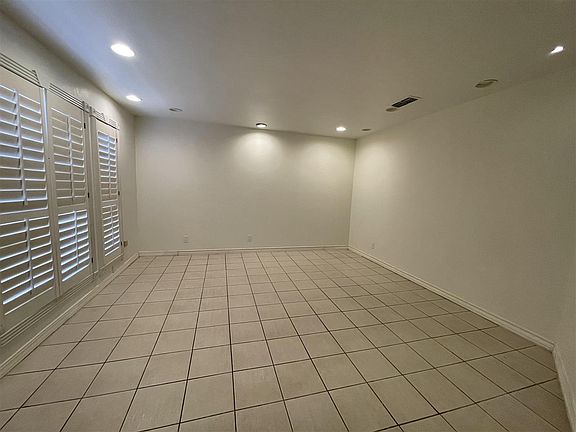 3rd image of 601 Saint James Dr APT 4