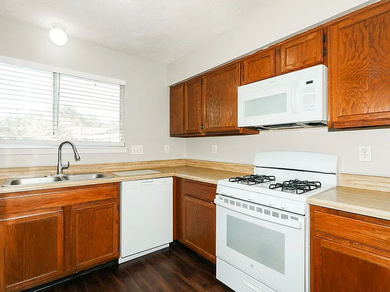 15826 Beechnut St — Photo 7
