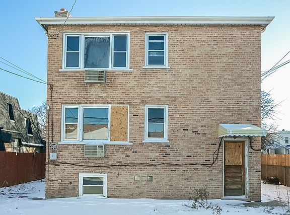 3rd image of 2652 N Mulligan Ave