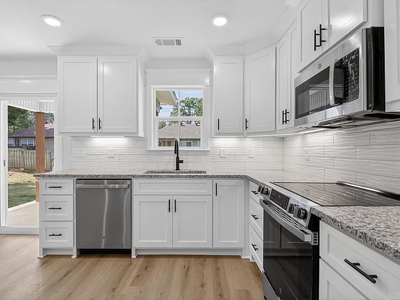 5th image of 212 Pineview Ave